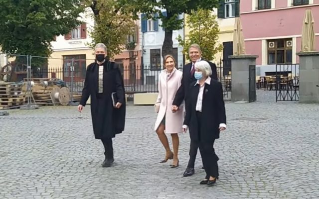 „Nu avem o poziție” - reacția autorităților după ce președintele Iohannis s-a plimbat prin Sibiu fără mască