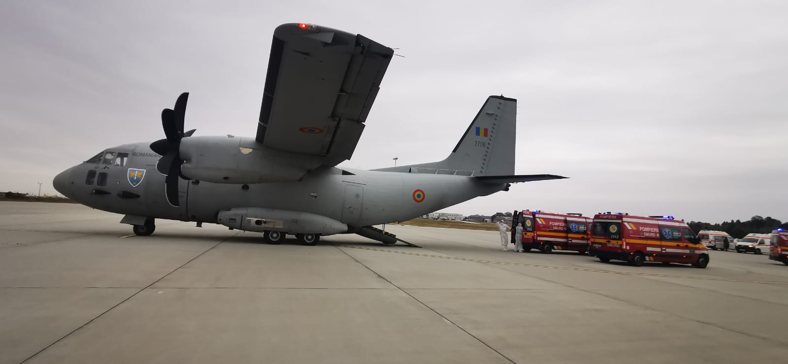 Aproximativ 5.200 de doze de anticorpi monoclonali, aduse din Italia, cu o aeronavă militară