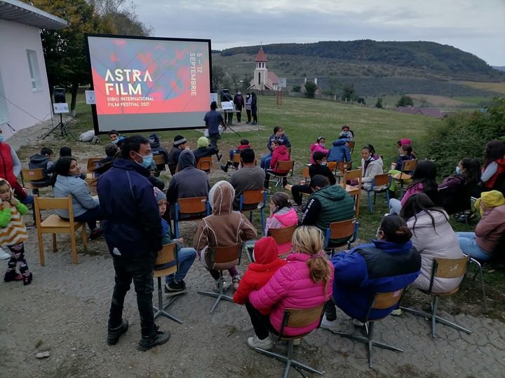 Elevii de la școala din Roșia, la prima întâlnire cu filmul documentar
