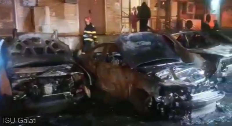 Cinci autoturisme au ars în parcarea unui bloc din zona centrală a municipiului Galaţi