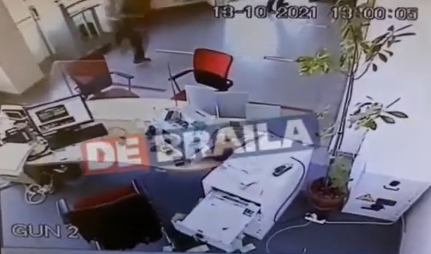 VIDEO Jaf la o bancă din Brăila, un barbat a furat câteva mii de euro după ce a amenințat-o pe casieră