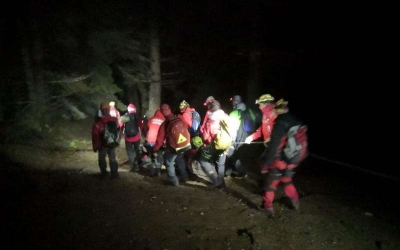 Intervenţie de 14 ore a salvamontiştilor brașoveni pentru salvarea unui bărbat care a căzut 40 de metri în gol în Munţii Bucegi