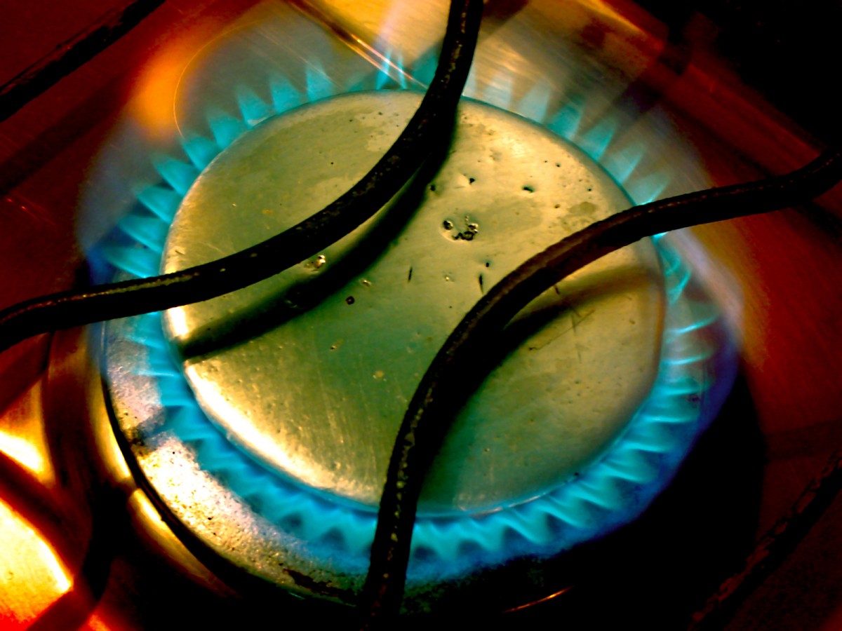 ANRE a amendat patru furnizori de gaze pentru intenţia de a creşte preţul în timpul contractului