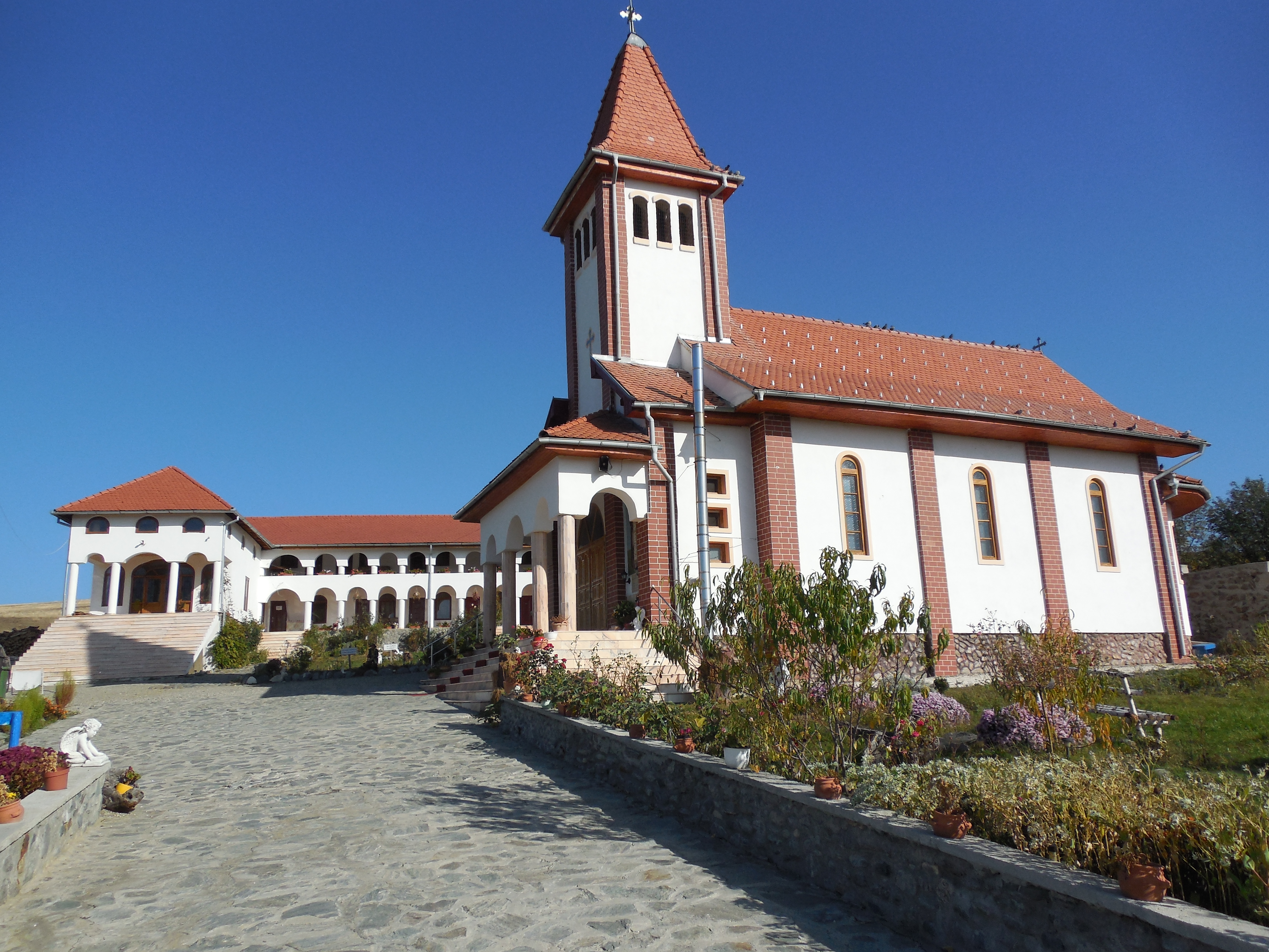 Unul dintre veşmintele Sfintei Cuvioase Parascheva se află la mănăstirea din Sădinca din județul Sibiu