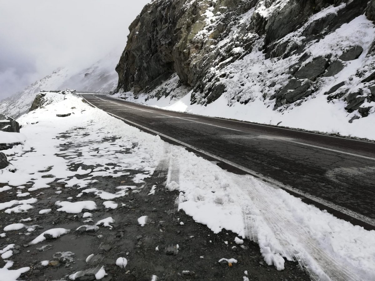 A nins din nou pe Transfăgărășan. Șoferii sunt rugați să circule cu atenție