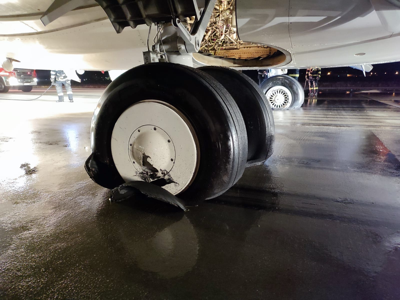 Incendiu la trenul de aterizare al unui avion care a aterizat pe Aeroportul din Cluj
