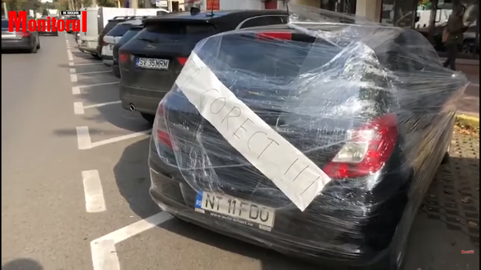 VIDEO. Patru tineri și-au găsit mașina acoperită cu folie alimentară, după ce a fost parcată greșit, în Suceava
