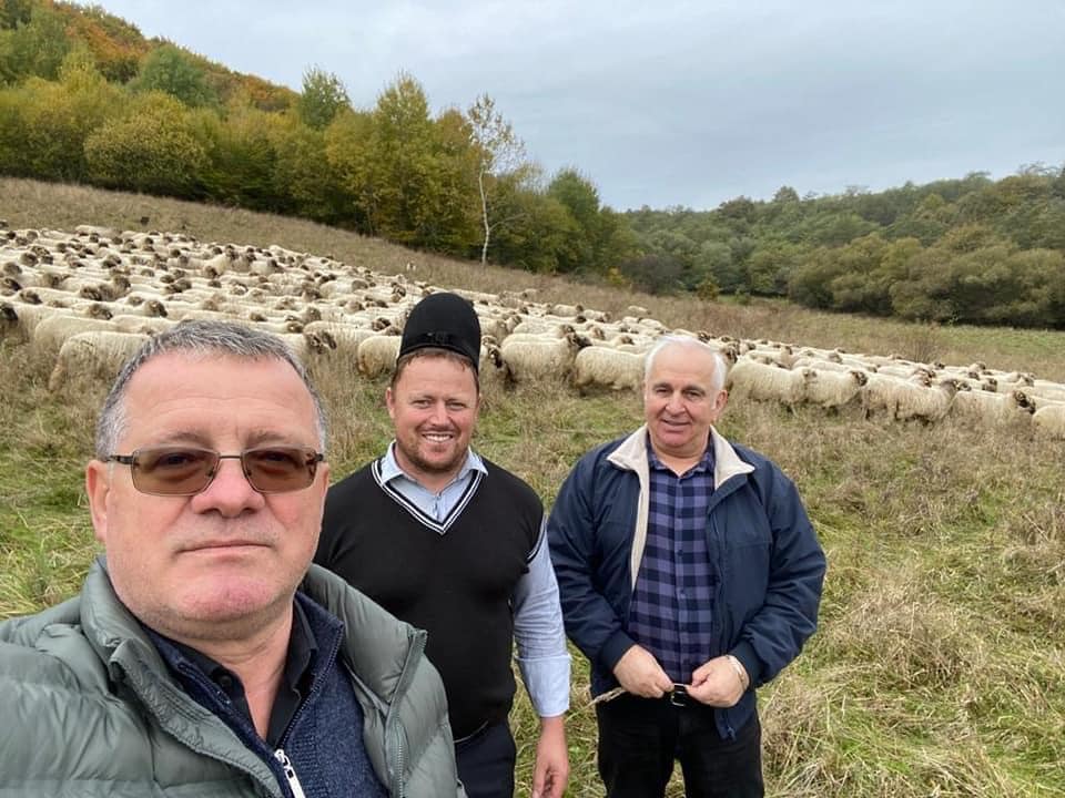 Ministrul Agriculturii în vizită la stâna lui Ghiță Ciobanul: ”Aici viața pare liniștită, dar în spate este multă muncă și o viață aspră”