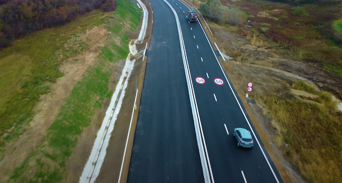 FOTO-VIDEO Limită de viteză pe noul DN7 lățit la patru benzi. Șofer: ”Cum să treci de TIR cu 50 km/h?”