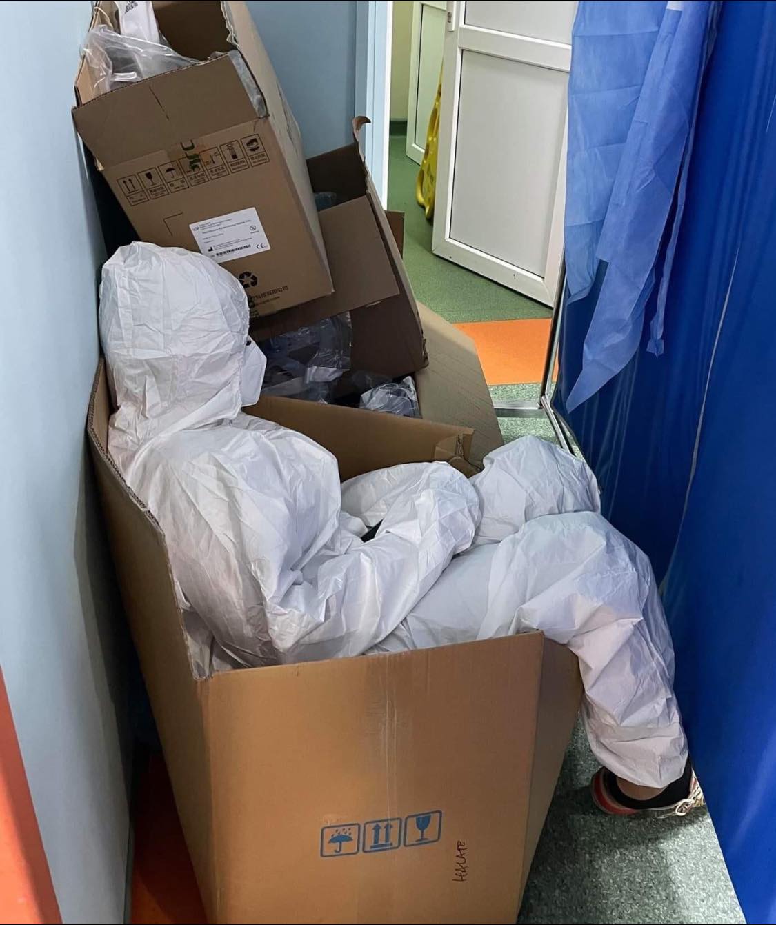 Valul 4 - O asistentă epuizată se odihnește într-o cutie. În spital nu sunt paturi, nici scaune libere