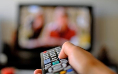 Sondaj INSCOP: majoritatea românilor se informează de la televizor. Aproape jumătate cred că posturile TV sunt expuse dezinformării