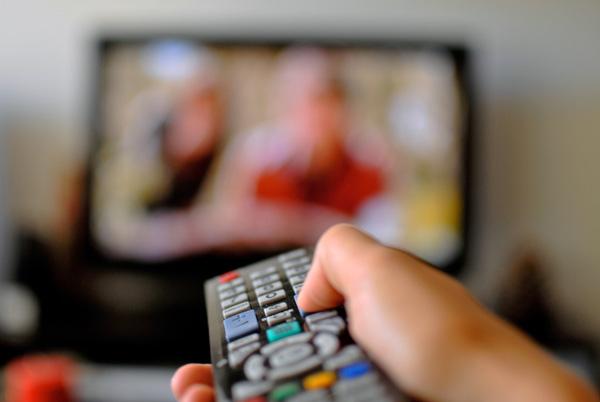 Sondaj INSCOP: majoritatea românilor se informează de la televizor. Aproape jumătate cred că posturile TV sunt expuse dezinformării