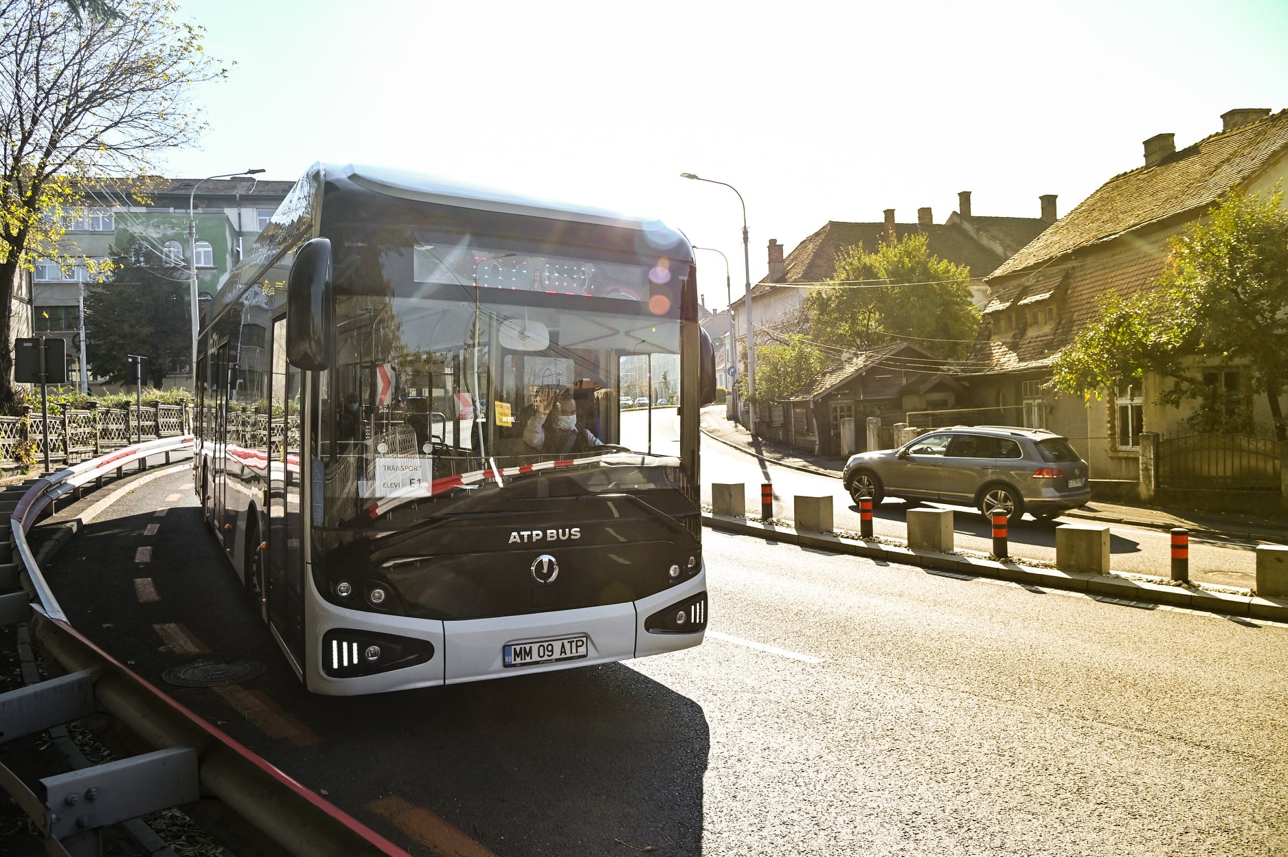 Elevii sibieni sunt duși la școală cu un autobuz electric. Niciunul nu a convins, până acum, Primăria
