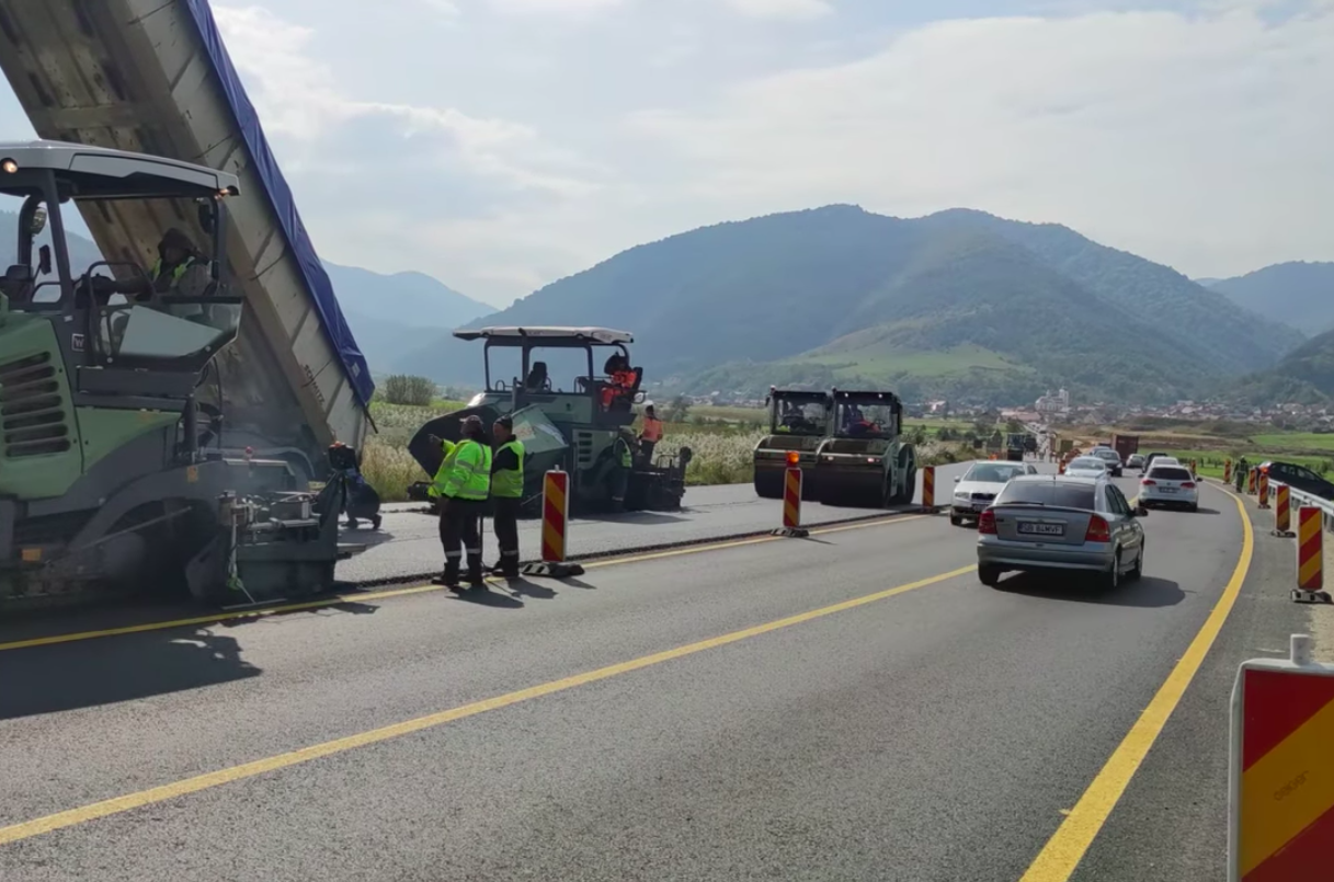 VIDEO Muncitorii aștern stratul de uzură pe zona lărgită la patru benzi, de pe DN7