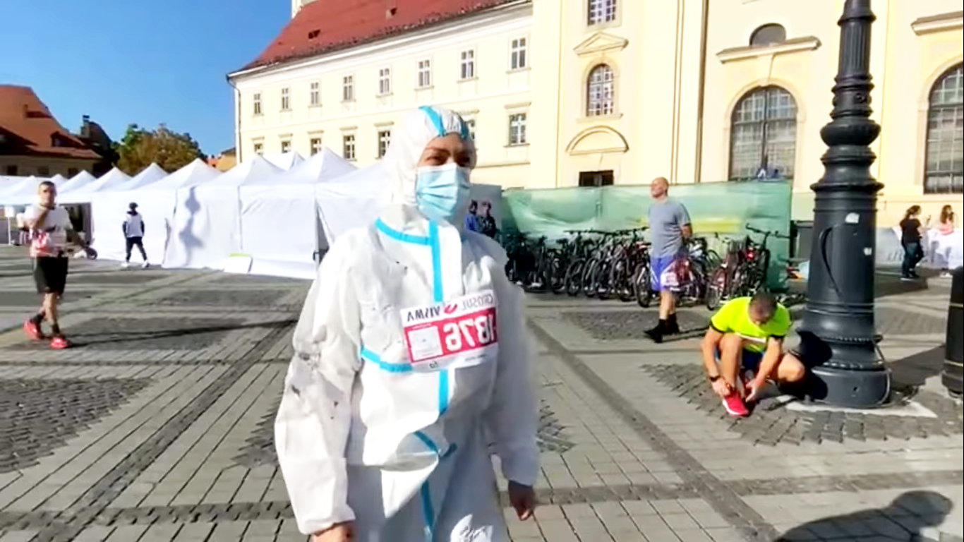 VIDEO Laura Ghibu, medicul sibian stabilit în Suedia, a alergat la Maraton într-un combinezon ars