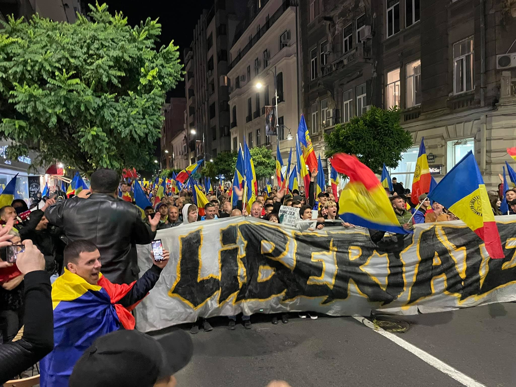 Proteste în București împotriva restricţiilor anti-COVID. Liderii AUR și senatoarea Șoșoacă, printre manifestanți