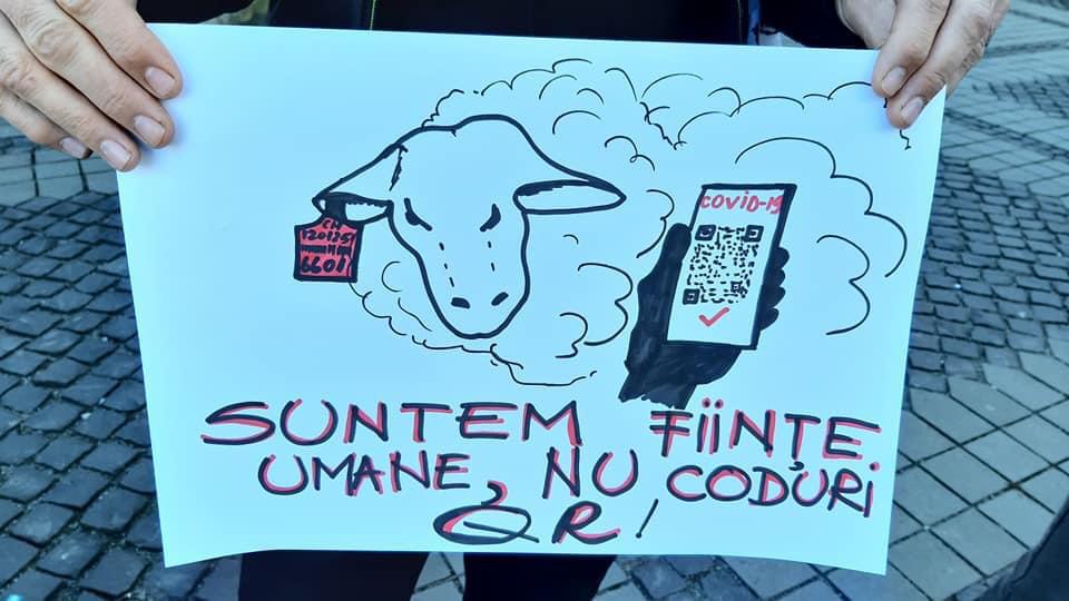 FOTO Protest spontan în Piața Mare. „Suntem ființe umane, nu coduri QR”