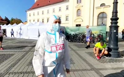 VIDEO Laura Ghibu, medicul sibian stabilit în Suedia, a alergat la Maraton într-un combinezon ars