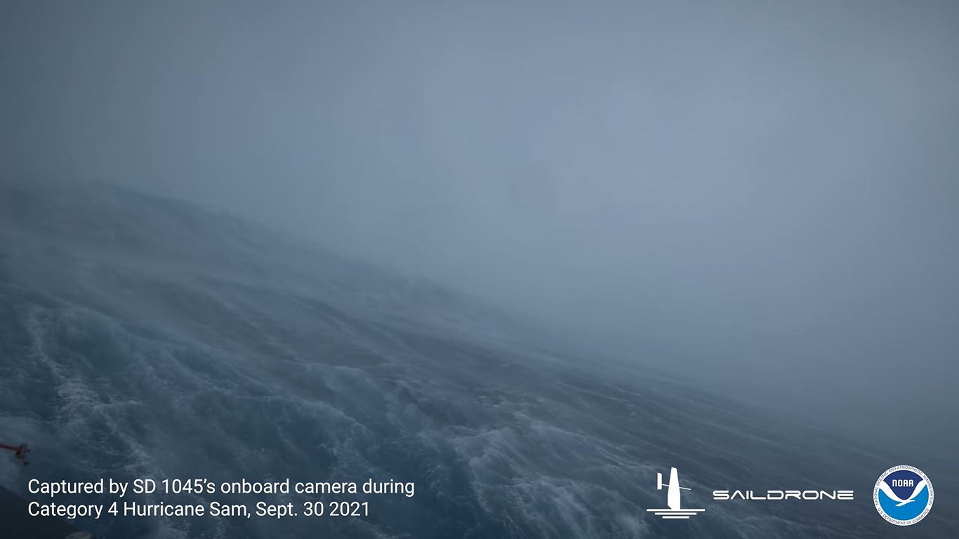 VIDEO  Imagini, în premieră, din interiorul unui uragan de categoria a 4-a, cu ajutorul unui robot plutitor