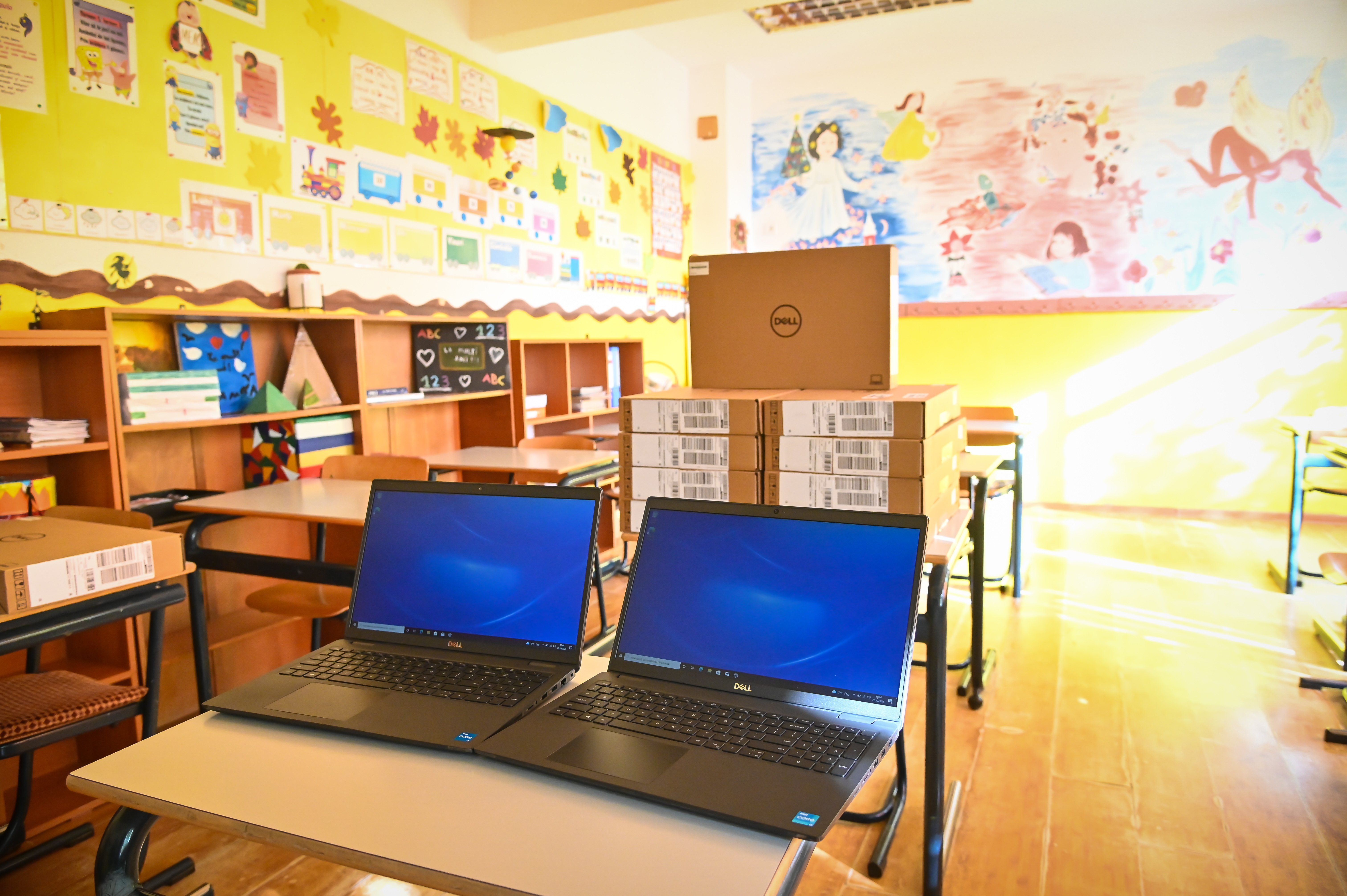 Primăria Sibiu a cumpărat laptopuri și camere web pentru școala online.  34 de școli și licee vor beneficia de aparatură