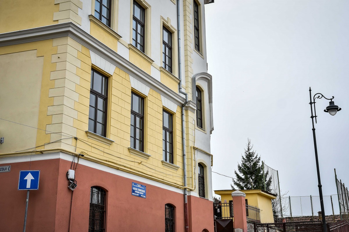 Liceul „Avram Iancu” a obținut suspendarea cursurilor. Intră în on line până în noiembrie