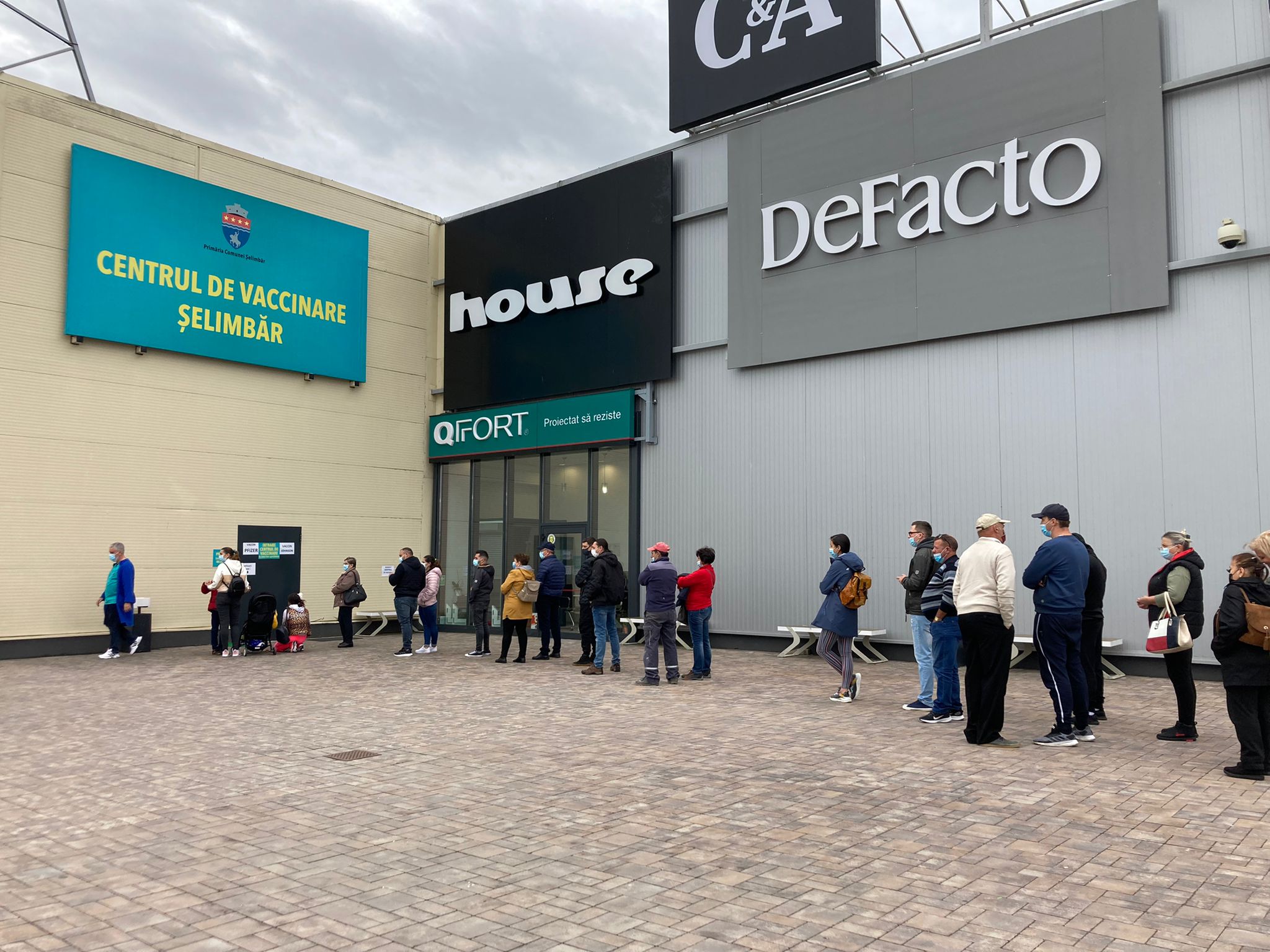 Cozi la centrele de vaccinare din Sibiu. „Mă vaccinez din cauza restricțiilor”