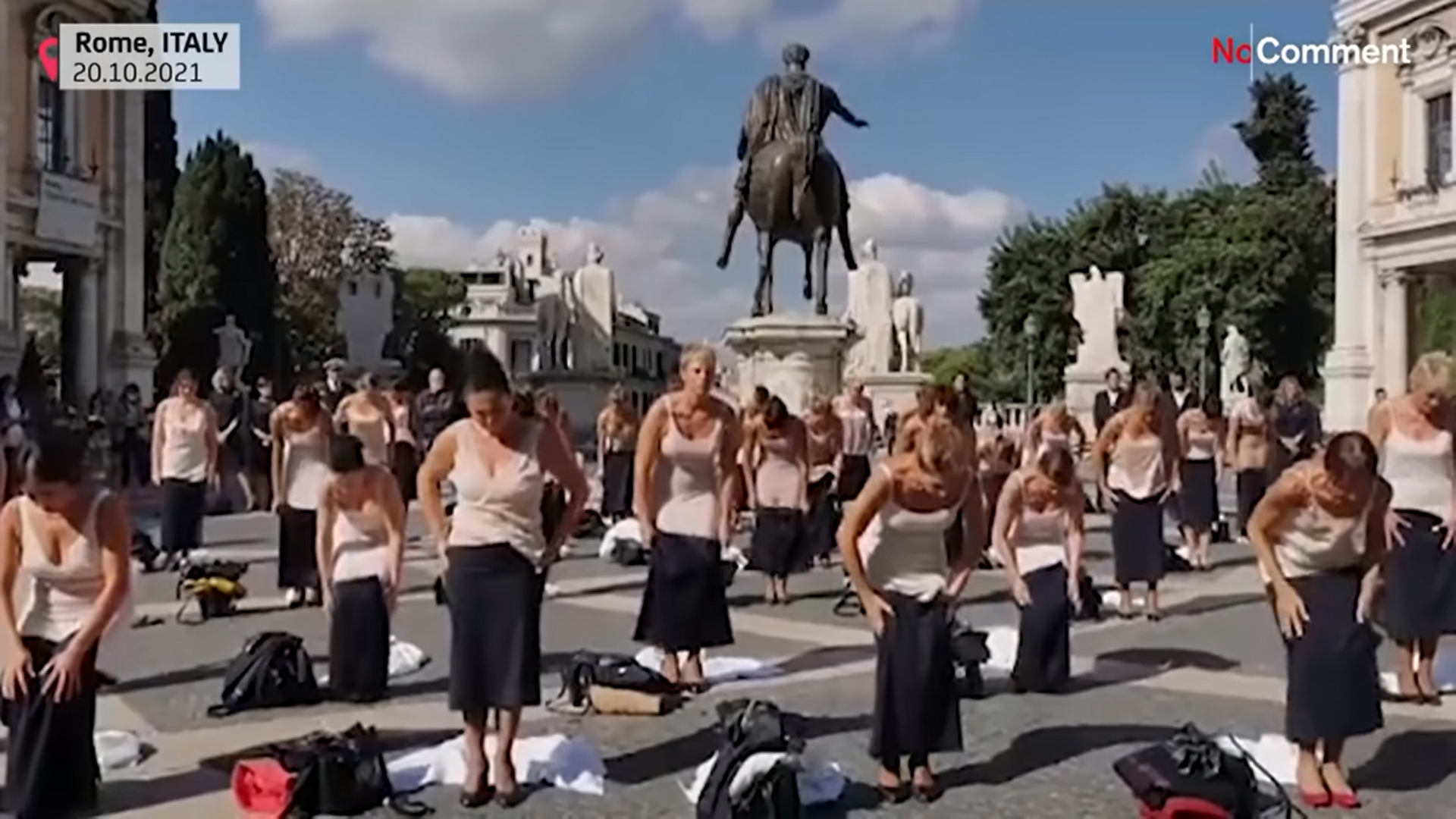 VIDEO Protest inedit la Roma. Fostele stewardese de la Alitalia s-au dezbrăcat de uniformă