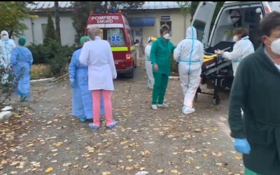 Cod roșu la Spitalul Târgu Cărbunești, după ce instalația de oxigen s-a stricat: doi morți, pacienții Covid sunt ventilați în ambulanțe