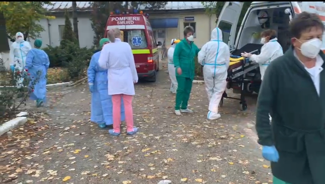 Cod roșu la Spitalul Târgu Cărbunești, după ce instalația de oxigen s-a stricat: doi morți, pacienții Covid sunt ventilați în ambulanțe