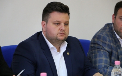Deputatul AUR de Sibiu, doctorul Sebastian Suciu, fără masca obligatorie: ”Suntem cu toții testați”