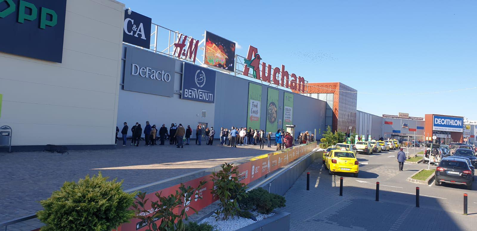 FOTO Ultima coadă la mall, prima la vaccinare