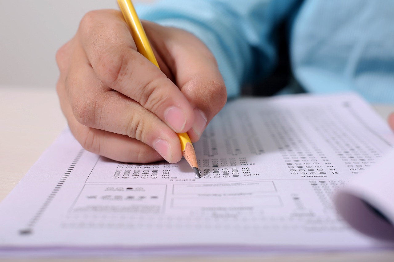 A urinat în sticlă, în sala de examen. Supraveghetorii nu i-au dat voie să meargă la baie