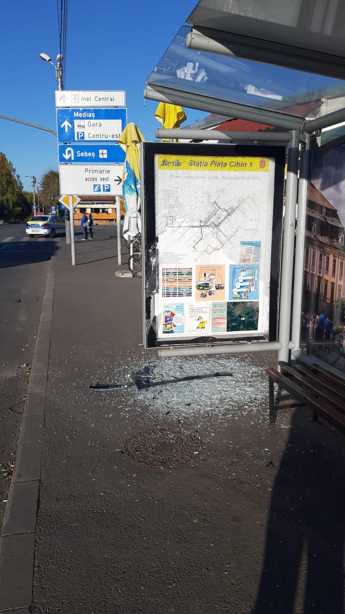 Sibian cercetat de poliție după ce a distrus cu o bâtă panoul stației de autobuz de la Cibin