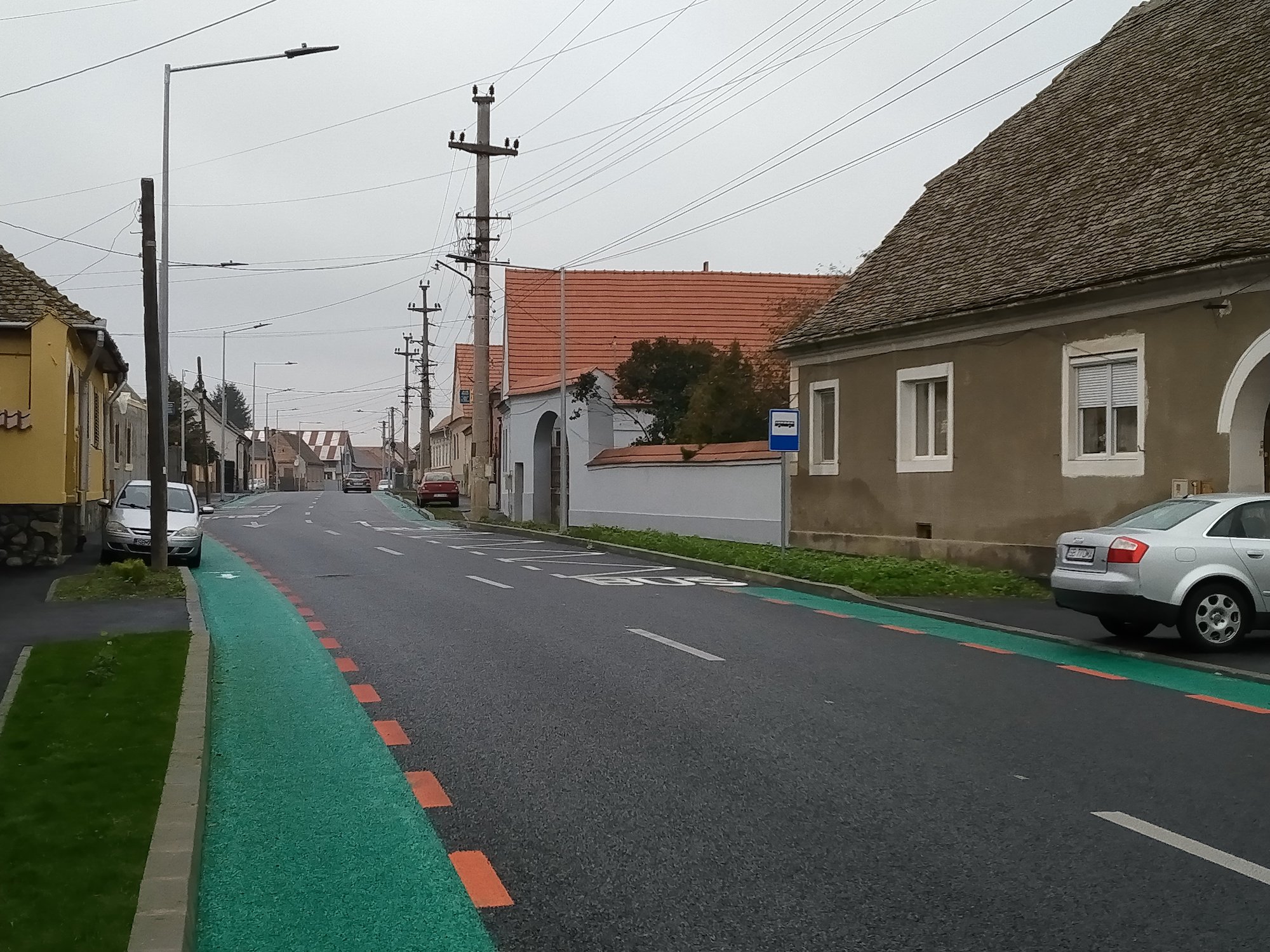 Locuitorii de pe strada Podului cer locuri de parcare în fața caselor. Primăria: „au posibilitatea să își parcheze autoturismele în curți”