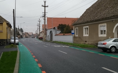 Locuitorii de pe strada Podului cer locuri de parcare în fața caselor. Primăria: „au posibilitatea să își parcheze autoturismele în curți”