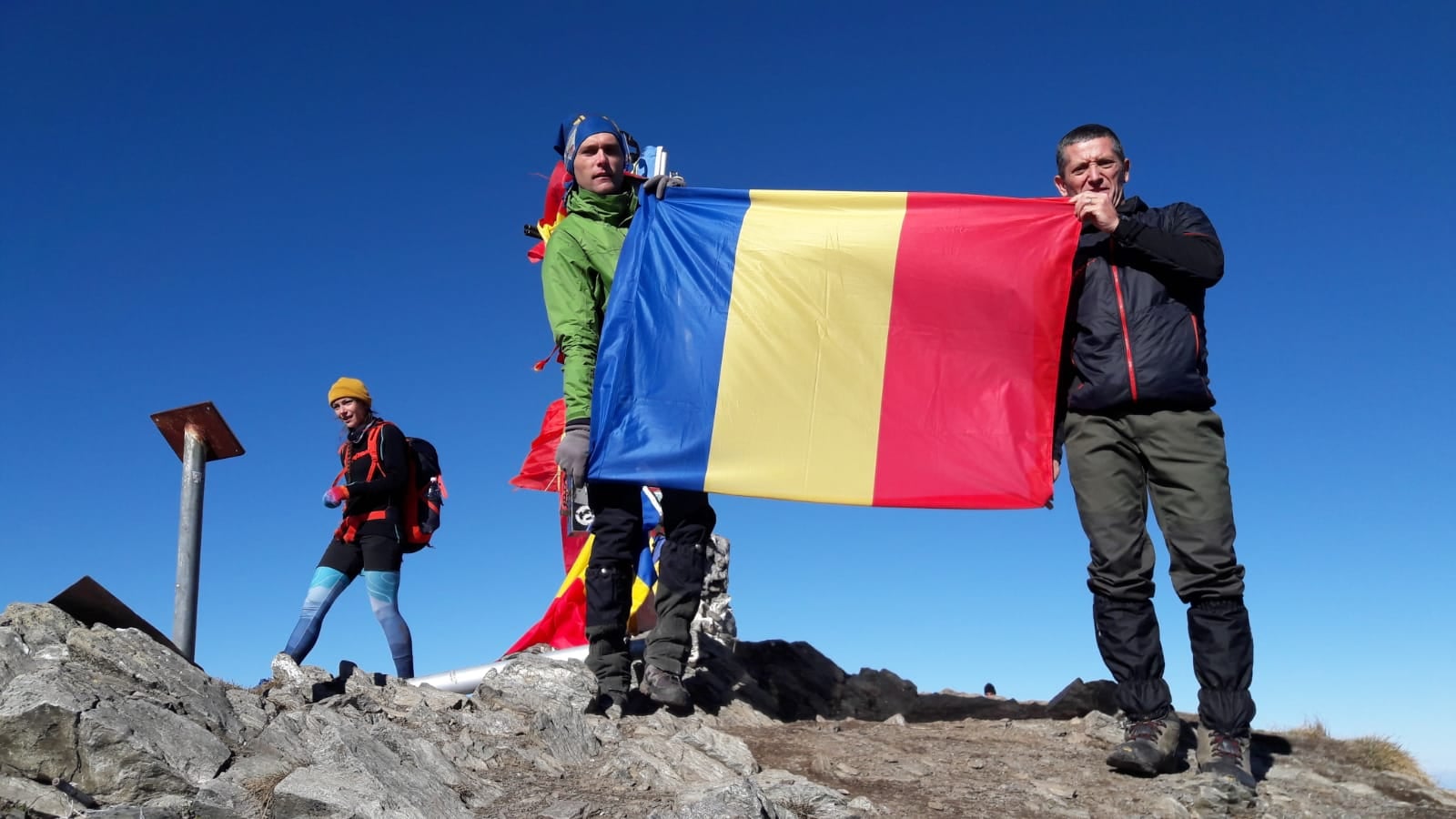 FOTO. 10 ani de când colonelul Codruț Galaftion duce drapelul României pe vf. Moldoveanu de Ziua Armatei
