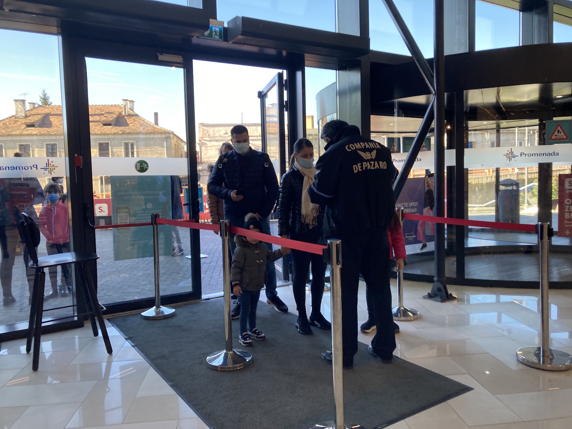 VIDEO Prima zi de verificare a certificatelor verzi în magazine. Paznic: „foarte mulți m-au înjurat”