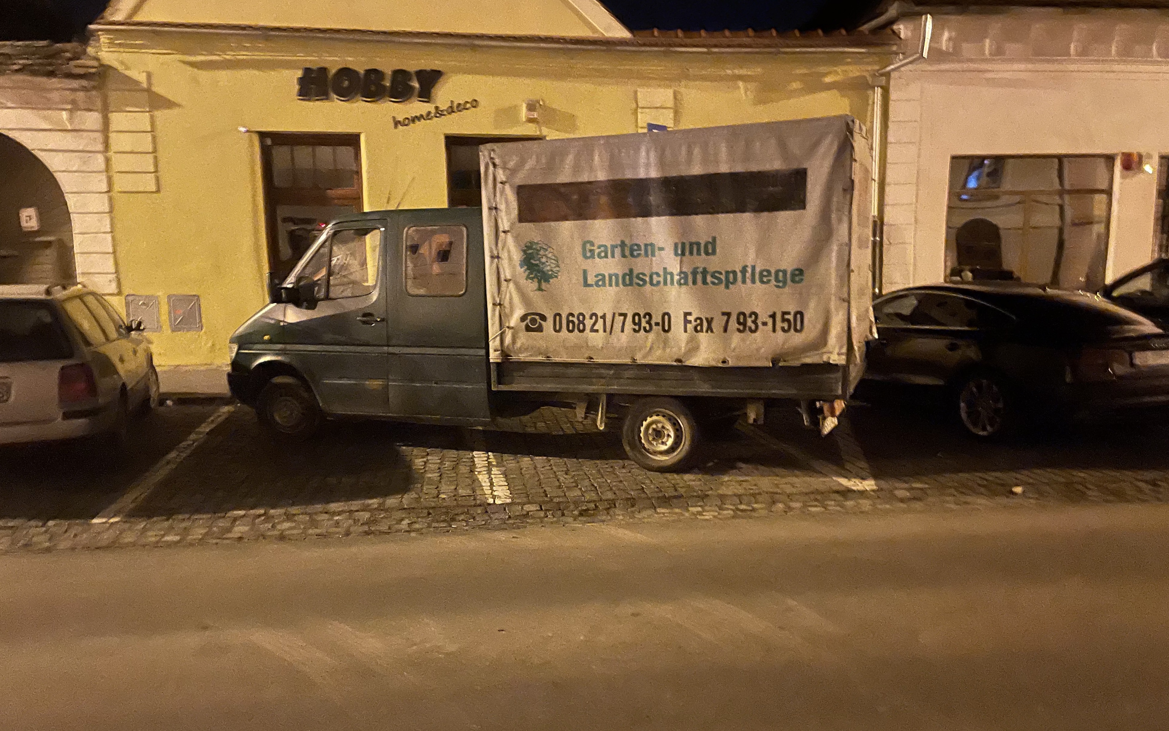 Mașină parcată pe două locuri. Poliția locală: ”Nu se pot lua măsuri legale, nu există temei legal”