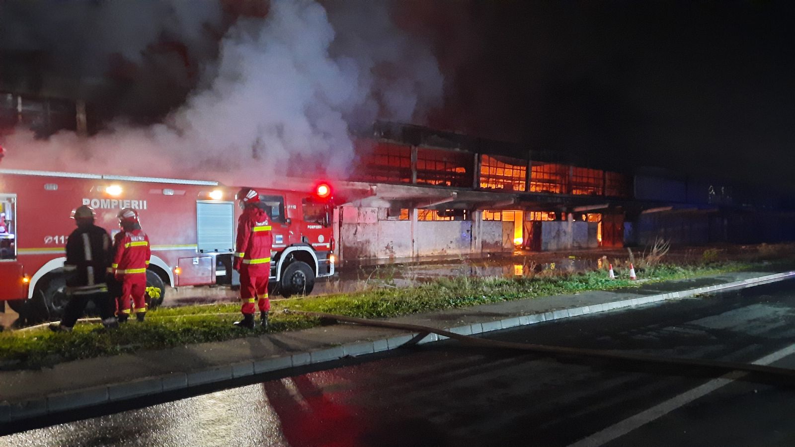 Mureş: Centrul Comercial Transilvania, devastat de un incendiu alimentat de butelii de gaz şi materiale inflamabile