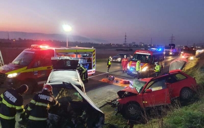 Accident grav pe DN1, în județul Alba. Un tânăr de 20 de ani a murit, după ce a fost aruncat din autoturism