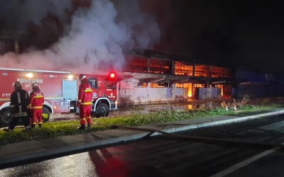 Mureş: Centrul Comercial Transilvania, devastat de un incendiu alimentat de butelii de gaz şi materiale inflamabile