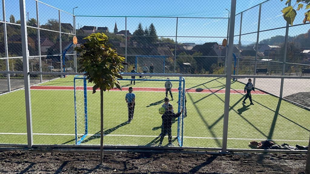 Loc de joacă și teren multifuncțional pentru copiii din Ocna Sibiului