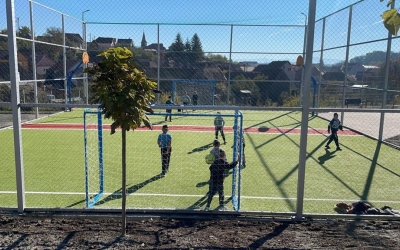 Loc de joacă și teren multifuncțional pentru copiii din Ocna Sibiului
