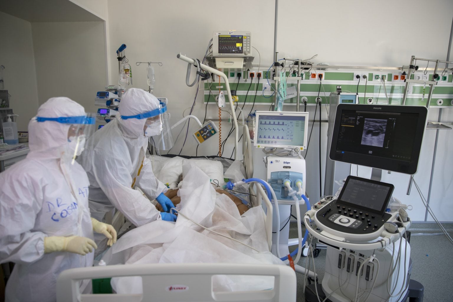 Medic de terapie intensivă: în zilele acestea se stinge o întreagă generație de bunici