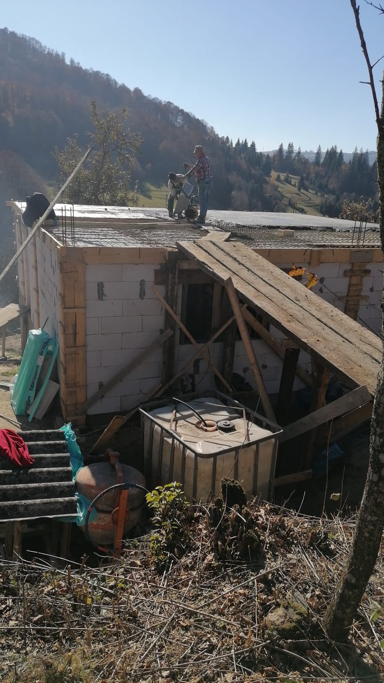 Filiala județeană Sibiu a ACOR construiește o casă pentru două familii afectate de inundațiile din județul Alba. Valentin Ivan: „Până la iarnă vom finaliza construcția”