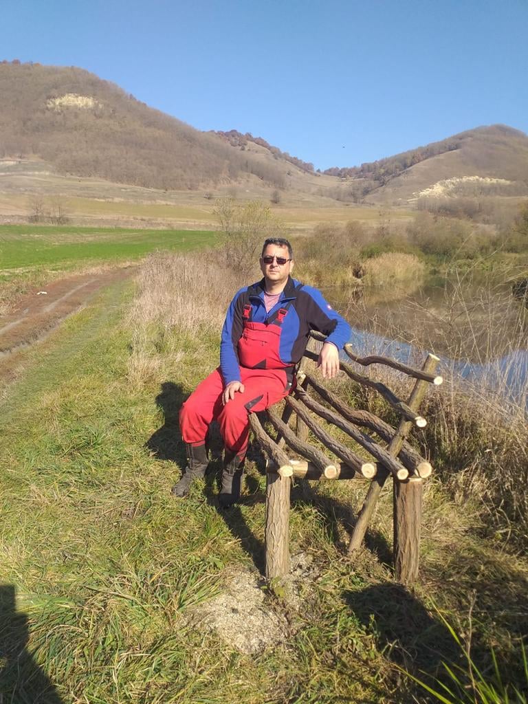 Bănci din lemn de salcâm puse de pomperii din Copșa Mică pe Via Transilvanica