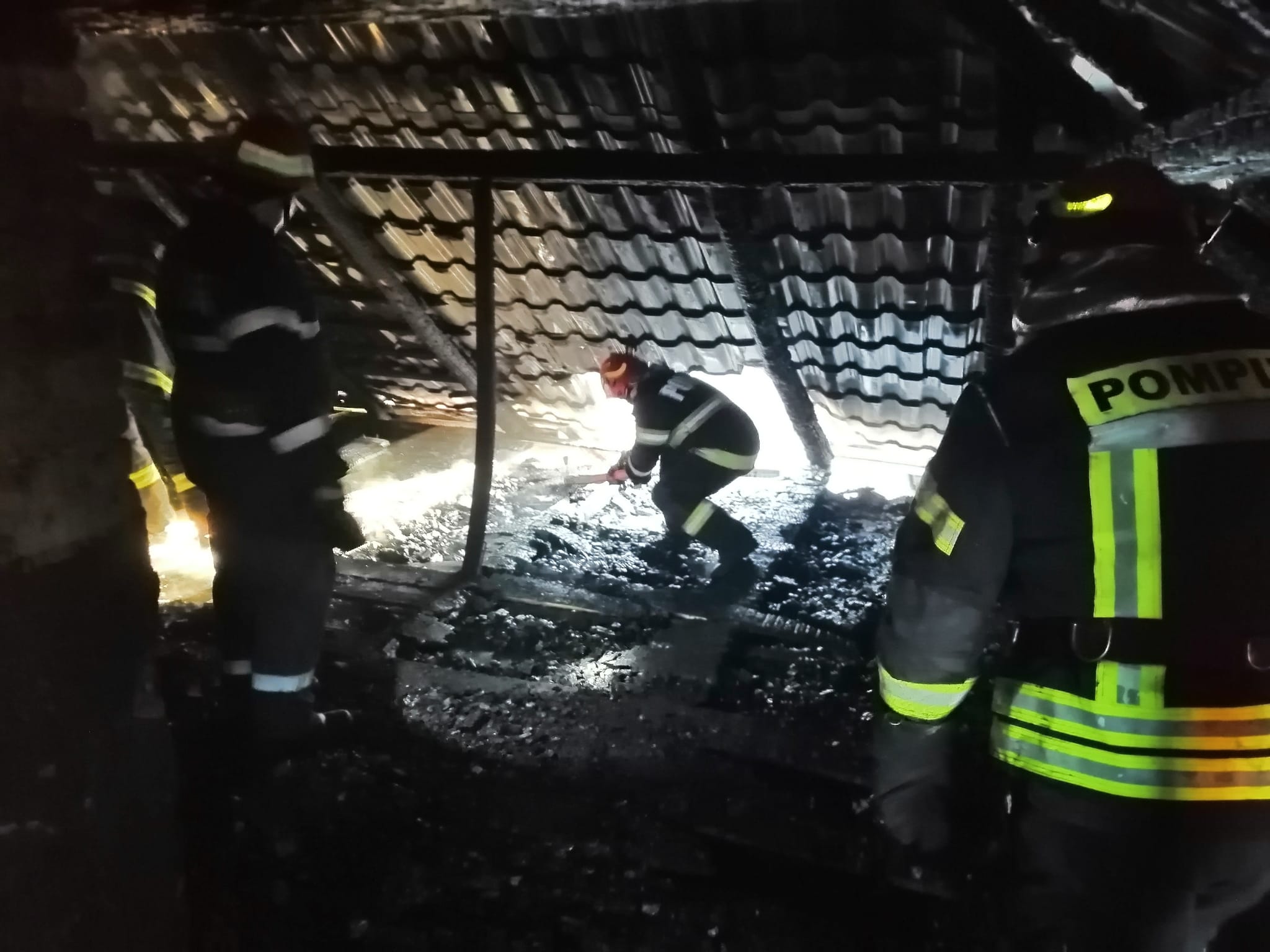 Un incendiu izbucnit de la un scurtcircuit a distrus acoperișul unei case