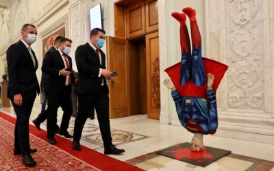Foto Video. PSD, ironie la adresa lui Cîțu, înainte de moțiunea de cenzură: o machetă cu Superman căzut în cap