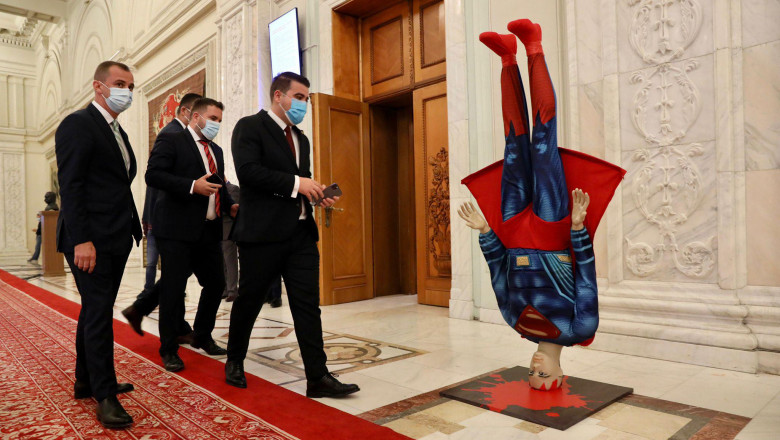 Foto Video. PSD, ironie la adresa lui Cîțu, înainte de moțiunea de cenzură: o machetă cu Superman căzut în cap