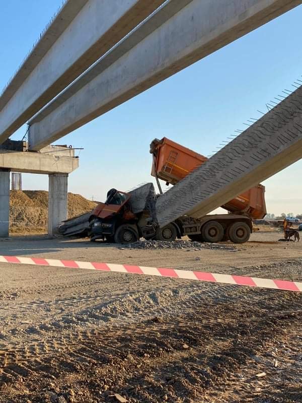 O grindă de beton a căzut peste un camion, pe drumul expres Craiova-Pitești.  Şoferul a scăpat nevătămat
